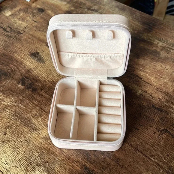 ❤️ NEW 2/$20 or 3/$25 Light Pink Jewelry Travel Case With Removable Section - Picture 1 of 5